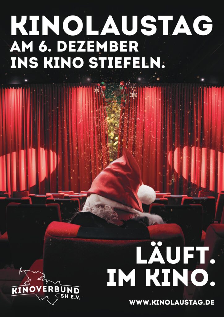 Kinolaustag am 6. Dezember ins Kino Stiefeln. Ein Nikolaus sitzt im Kinosal. Logo des Kinoverbund SH E. V.