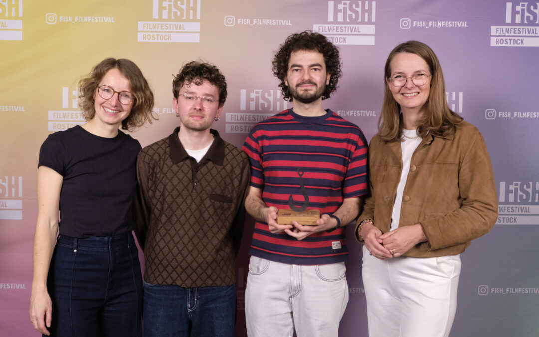 Film des Jahres "SDI - Keine Ahnung" von Arnit Likaj (v.l.n.r.) Hella Rihl (Leitung FiSH Filmfestival), Daniel Schmidt (Kameraperson Gewinnerfilm), Arnit Likaj (Regisseur Gewinnerfillm), Bettina Martin (Ministerin für Wissenschaft, Kultur, Bundes- und Europaangelegenheiten (c) Jeanne Lehmann