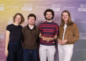 Film des Jahres "SDI - Keine Ahnung" von Arnit Likaj (v.l.n.r.) Hella Rihl (Leitung FiSH Filmfestival), Daniel Schmidt (Kameraperson Gewinnerfilm), Arnit Likaj (Regisseur Gewinnerfillm), Bettina Martin (Ministerin für Wissenschaft, Kultur, Bundes- und Europaangelegenheiten (c) Jeanne Lehmann