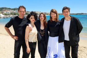Tom Tykwer, Kurdwin Ayub, Helene Hegemann, Nora Fingscheidt und İlker Çatak am Strand von Cannes © X-Filme, Zentropa Germany